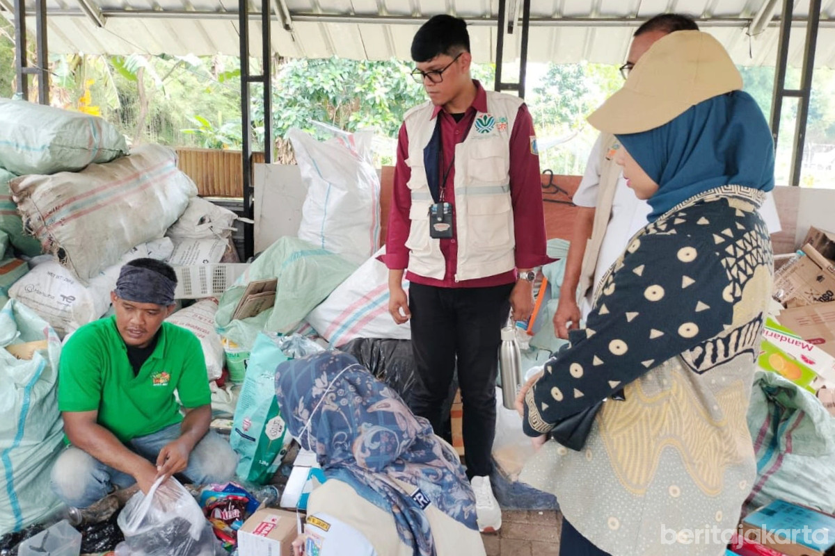 Tim Verlap Proklim Provinsi melakukan penilaian di RW 011 Meruya Selatan