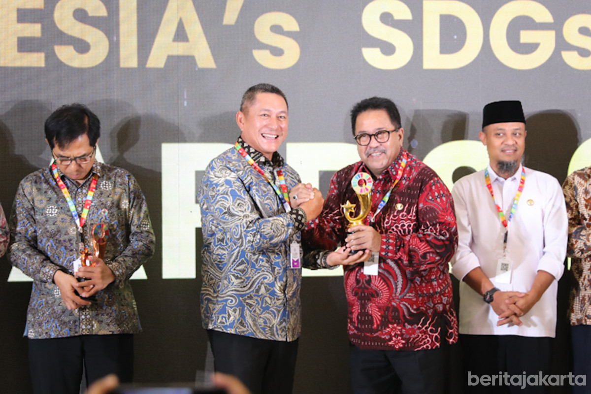 Rano Karno menerima penghargaan Indonesia's SDGs Action Award 2025