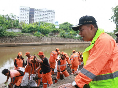 Warga Kemang Timur Kerja Bakti Bersama Petugas Gabungan Pasca Banjir