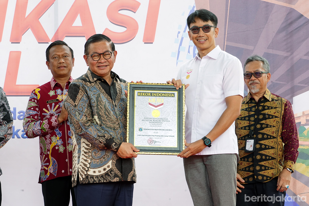 Pemprov DKI memecahkan rekor MURI untuk pengecatan tiang tol terbanyak dan terpanjang 