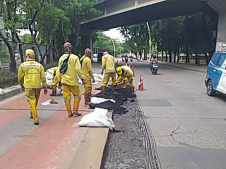 Jalan Rusak Sepanjang 32 Meter di Jalan Yos Sudarso Diperbaiki