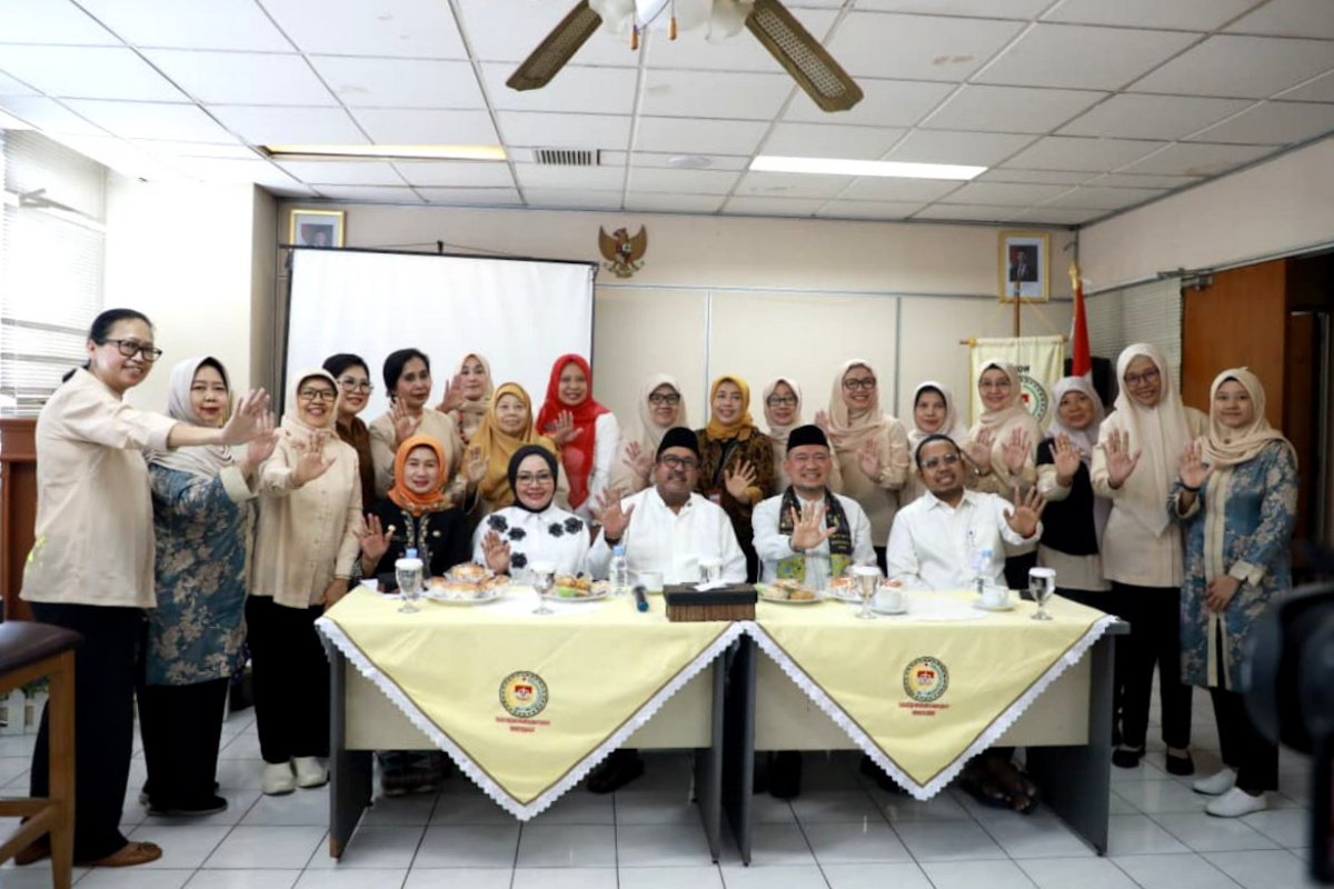 Wakil Gubernur DKI Jakarta, Rano Karno foto bersama saat m kunjungan kerja ke Kantor BKOW