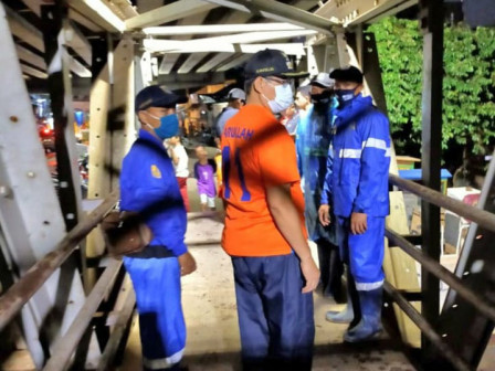 Pejabat Pemkot Jaksel Monitor Langsung Wilayah Rawan Banjir