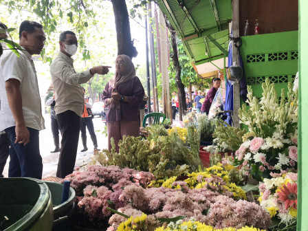 Heru Borong Kembang di Pasar Bunga Tebet 