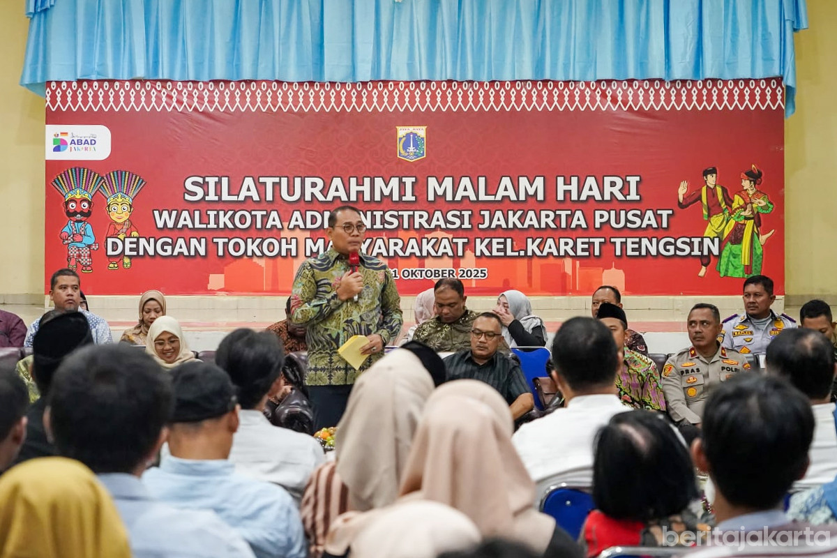 Wali Kota Jakarta Pusat, Arifin memberikan arahan kepada jajaran Kelurahan Karet Tengsin