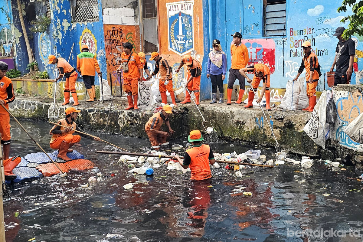 Personel Gabungan Dikerahkan Kerja Bakti di Anak Kali Krukut 