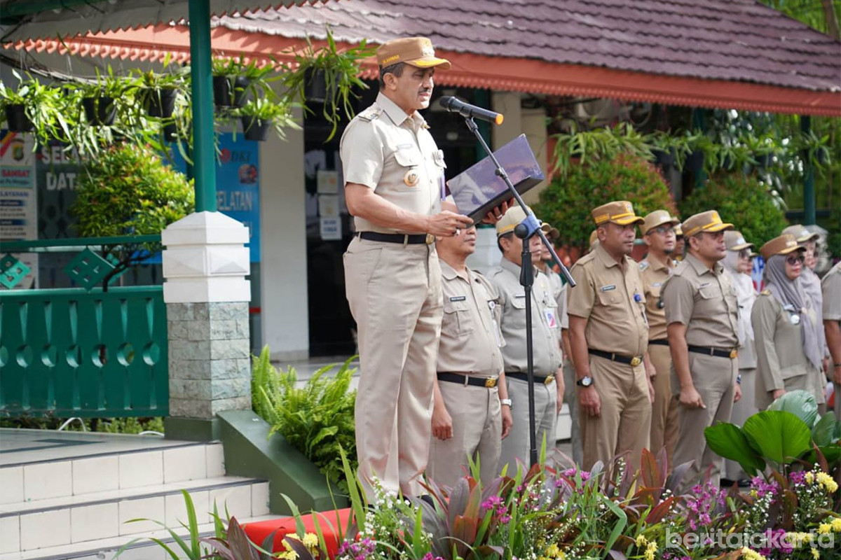 Anwar saat memimpin apel di Halaman Kantor Kecamatan Pasar Minggu, Senin (15/12)