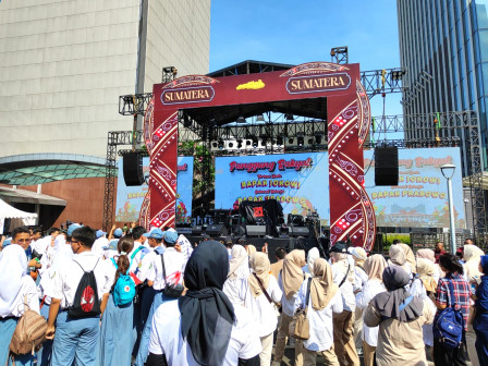 Panggung Rakyat Sumatera dan Kalimantan di Jalan Jendral Sudirman Dipadati Warga