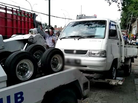 Tiga Kendaraan Parkir Liar di Duren Sawit Diderek