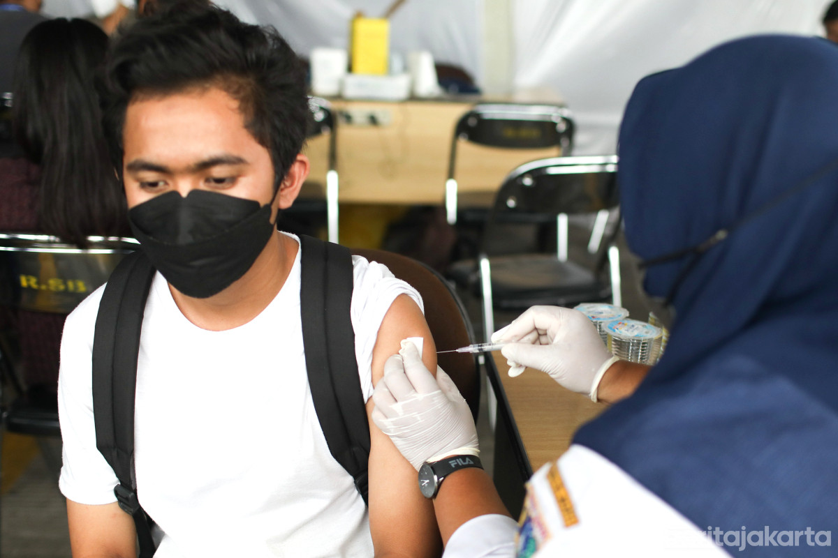 Seorang warga sedang menerima suntikan vaksin