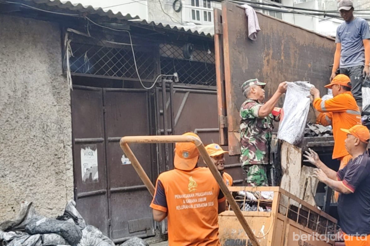 Personel Gabungan Kerja Bakti Pascakebakaran di Jembatan Besi 