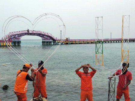 Jembatan Cinta Dipercantik Sambut Libur Akhir Tahun