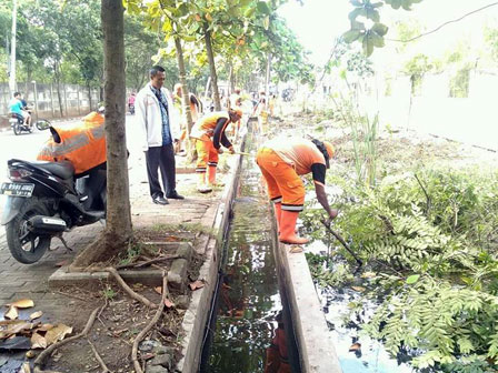 Tali Air di Jl Bidara STIP Marunda Dibersihkan