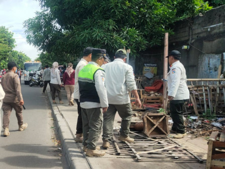 Empat Lapak PKL di Jalan Kali Tanggul Timur Ditertibkan 