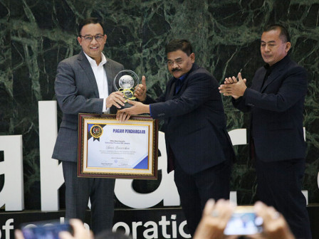 Terima Penghargaan PWI Jaya, Gubernur Anies : Pewarta Bangun Ekosistem Sehat di Jakarta 