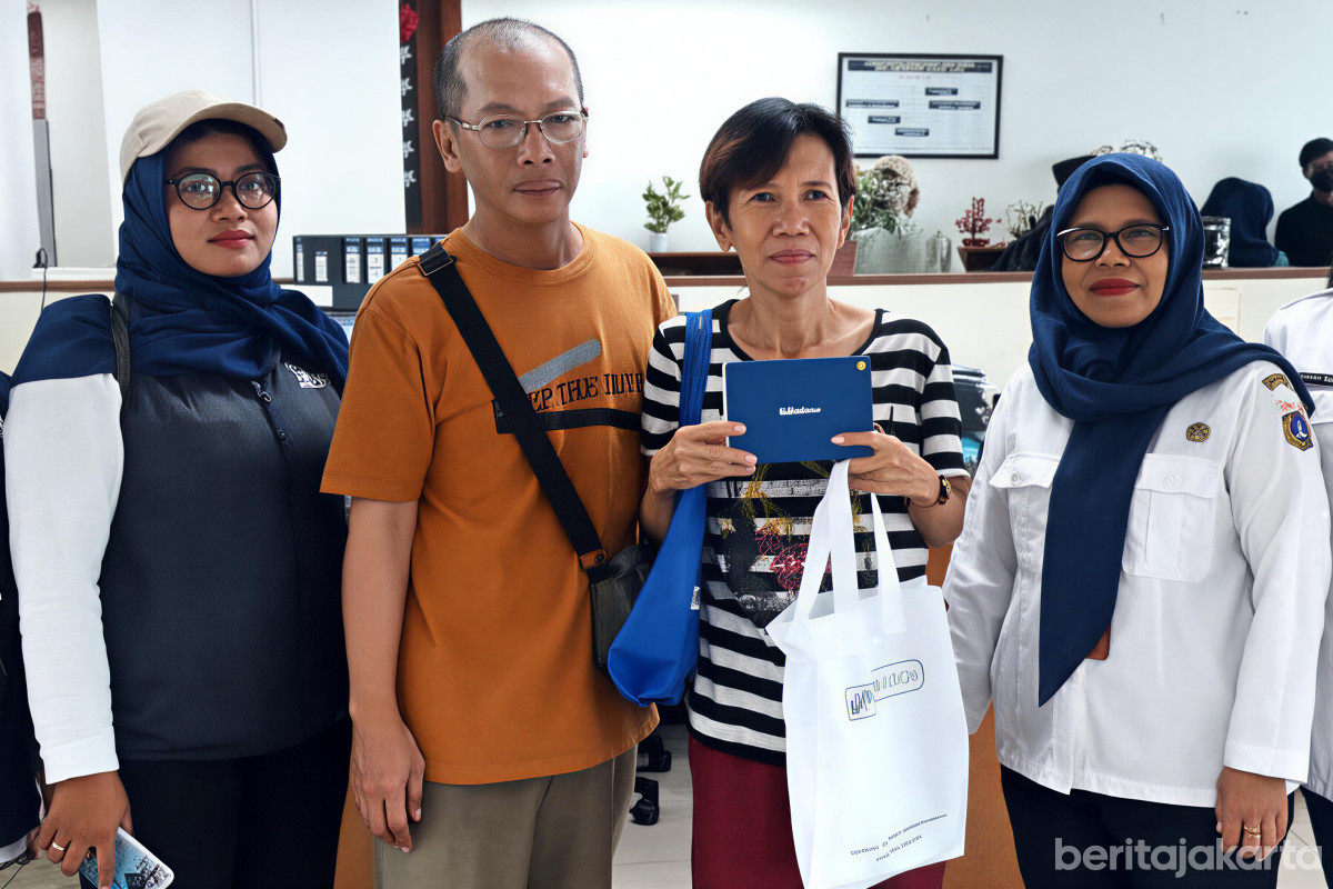 Sudinsos Jakbar mendistribusikan alat bantu fisik kepada warga difabel