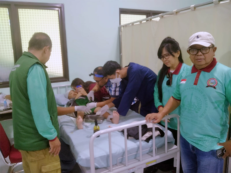  82 Ikuti Khitanan Massal di Masjid Al Hidaya Pondok Bambu