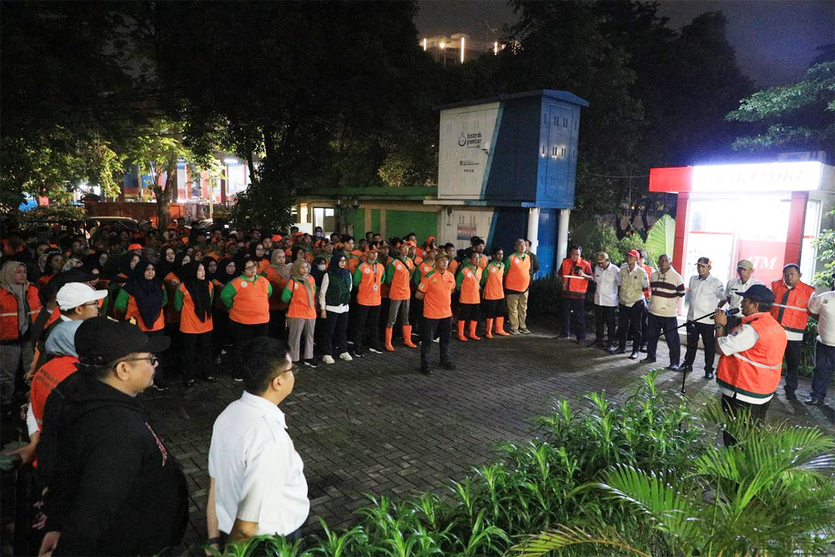 Ribuan petugas bergerak cepat membersihkan sampah usai perayaan malam tahun baru 2026