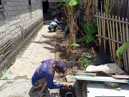 Petugas SDA Perbaiki Saluran Air Rusak di Pulau Panggang