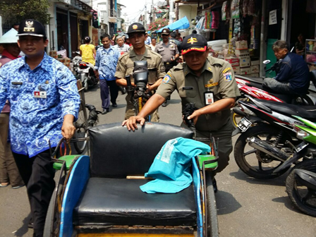 Macetkan Lalu Lintas, Becak Di Johar Baru Ditertibkan