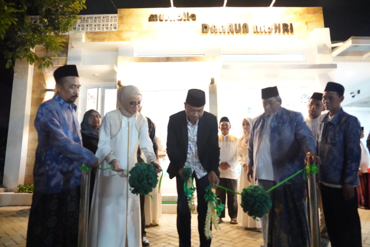 Munjirin melakukan pemotongan pita peresmian Musala Daarun Nahsri di Kantor Kelurahan Cipayung