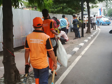 Petugas PPSU Bersihkan Sisa Material Ledakan