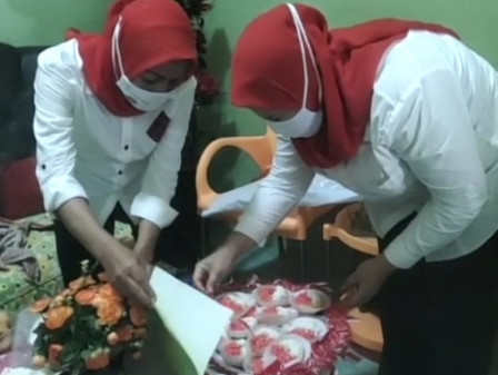 Semarakan HUT ke-74 RI, TP PKK Kecamatan Gambir Bagikan Ratusan Kue Tradisional ke Petugas PSBB Tran