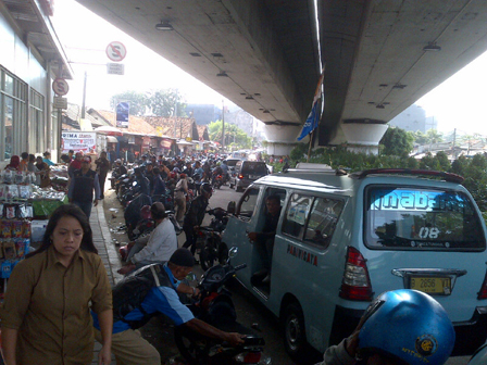 Angkot dan Pengojek Stasiun Tanah Abang Luput dari Penindakan