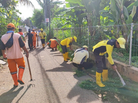 150 Personel Gabungan Bersihkan Saluran Air di Cibubur 
