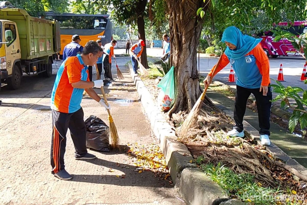 Personel gabungan melakukan aksi bersih-bersih di area Terminal Bus Kampung Rambutan