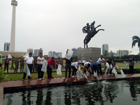 30 Ribu Bibit Ikan Nila di Sebar di Kolam Monas dan Masjid Istiqlal