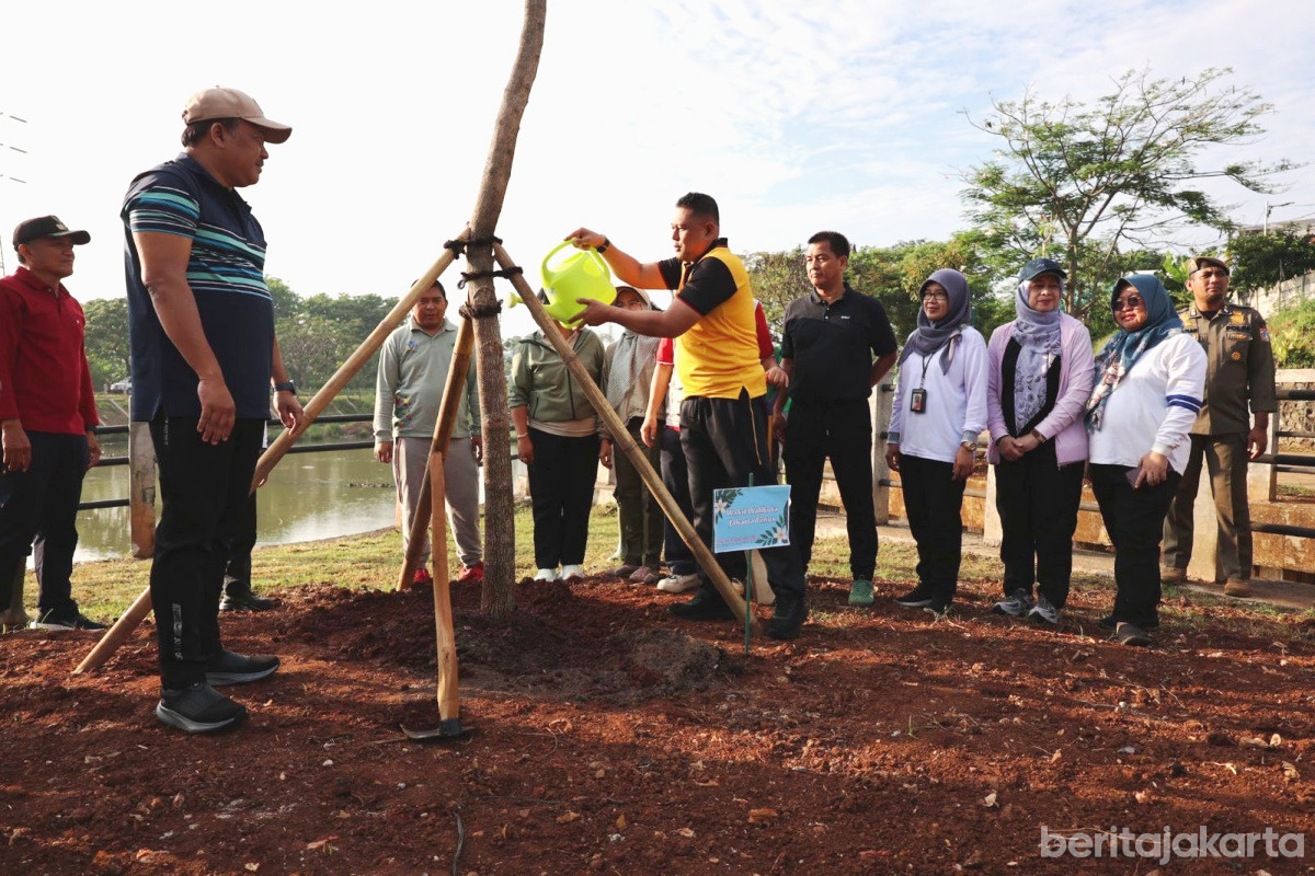 Penyiraman pohon setelah dilakukan penanaman di Waduk Rambutan Utara