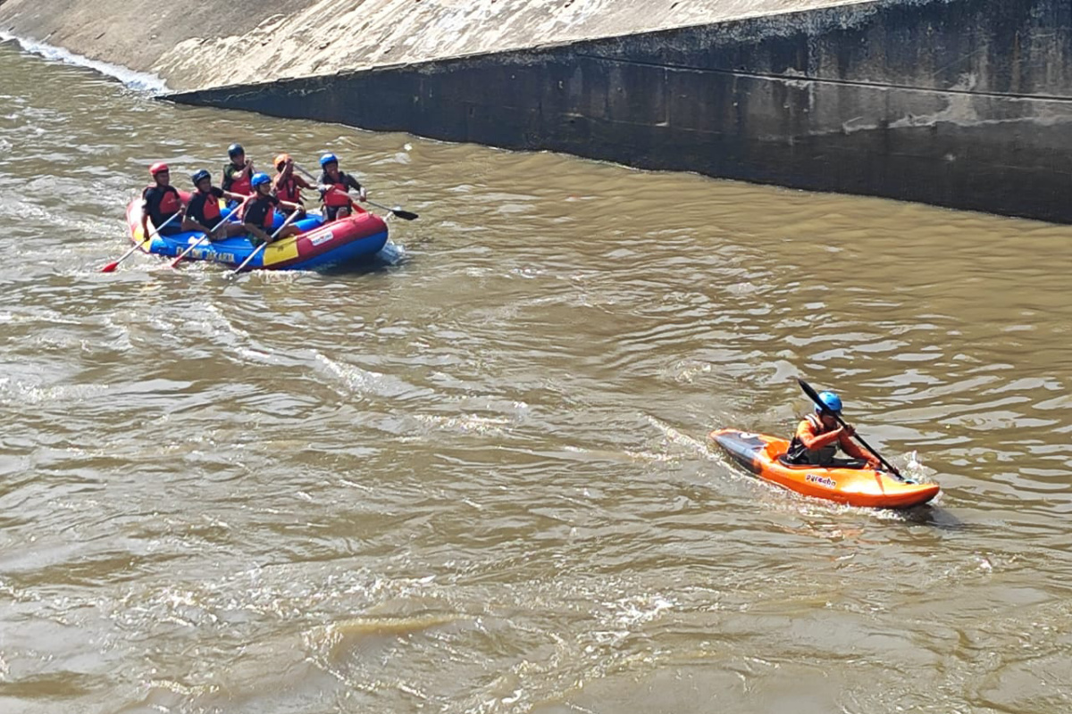 Suasana Festival Dayung Siswa Pecinta Alam DKI Jakarta, di Kanal Banjir Timur