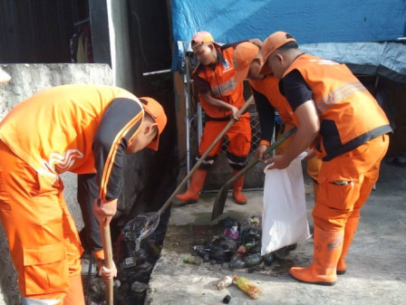 Tujuh Personel PPSU Bersihkan Saluran di Jalan Jelambar Utara 