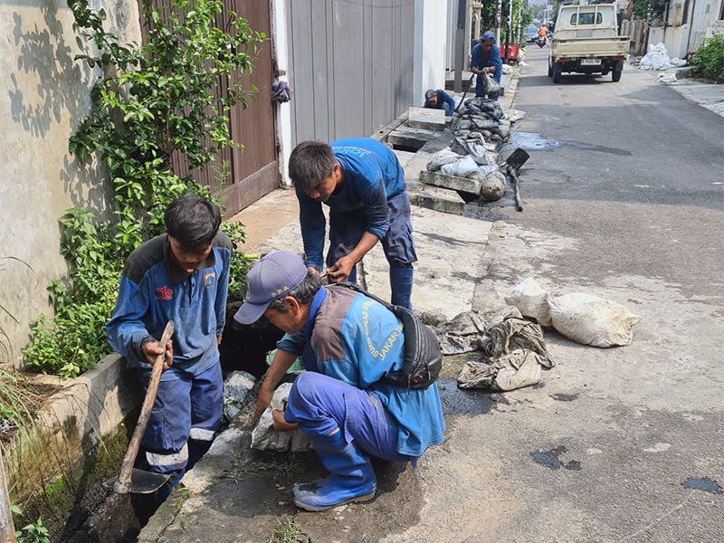 Pasukan Biru SDA Jakpus Dikerahkan Kuras dan Perbaiki Saluran di Cideng