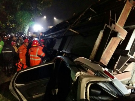 Evakuasi Truk Terguling di Cakung Terkendala