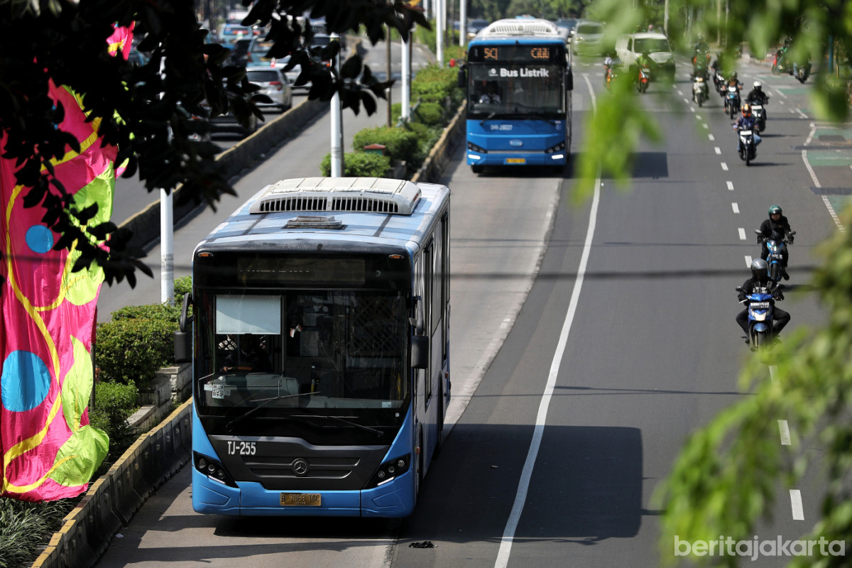 Transjakarta menyesuaikan sejumlah rute akibat aksi buruh di DPR