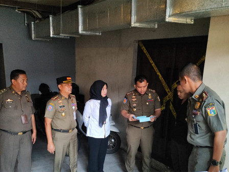 Satpol PP DKI Tutup Tempat Usaha Langgar Aturan di Jalan Cikatomas II