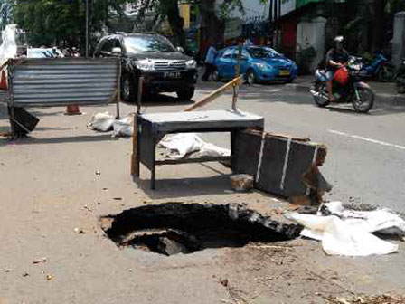 Jalan Ambles di Penjernihan Akibat Turap Jembatan Ambrol