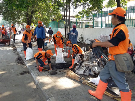 Tersumbat Sampah, Saluran di Jalan Jembatan III Dibersihkan