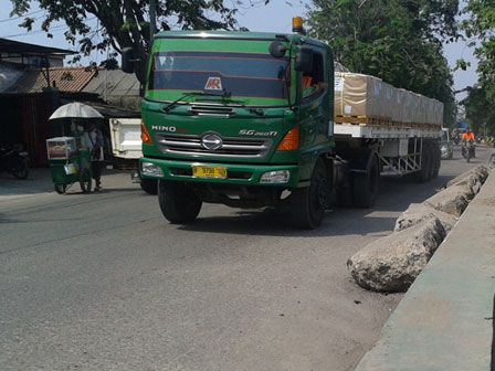 Puing Turab Phb di Jalan Raya Cilincing Bahayakan Pengendara