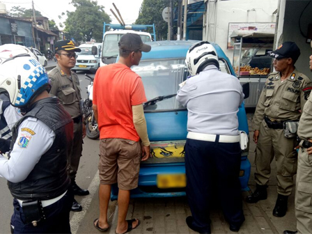 85 Petugas Gabungan Gelar Razia Trotoar di Jalan Raya Bogor