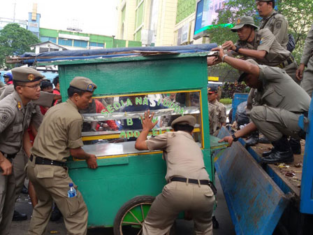  70 Satpol PP Kembali Tertibkan Tanah Abang