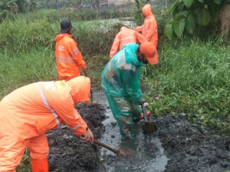  40 PPSU Bersihkan Saluran Air di Empat Lokasi di Cilangkap 