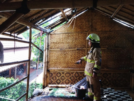 Kebakaran Saung Bambu Lenteng Agung