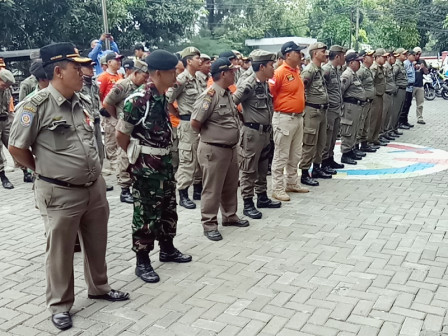 80 Petugas Gabungan Gelar Razia di Kramat Jati