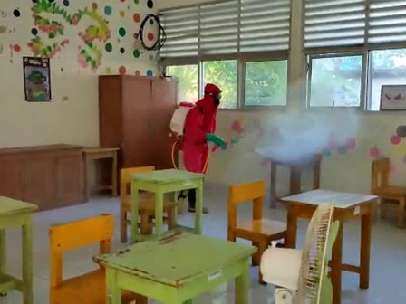 Usai PTM, Sekolah SMPN Satu Atap 02 Pulau Sebira Didisinfeksi