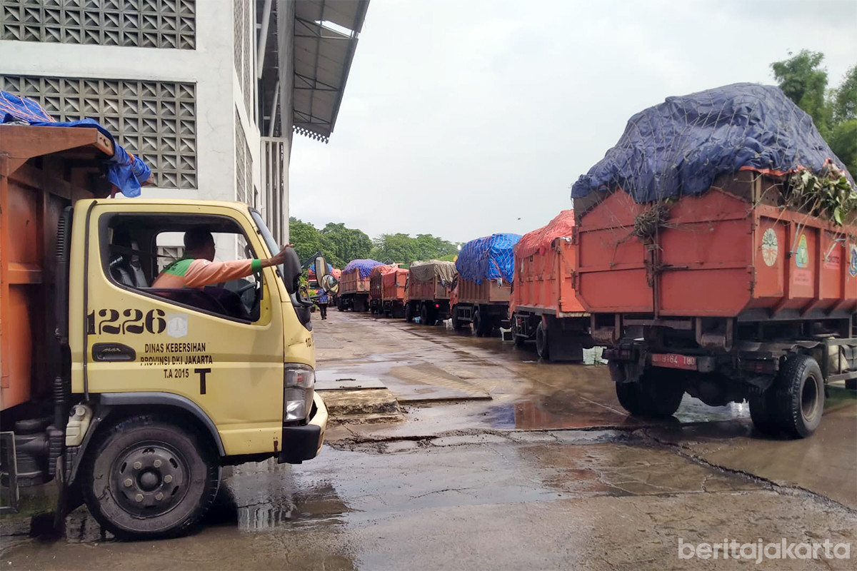 Antrean pembuangan sampah ke TPST Bantar Gebang