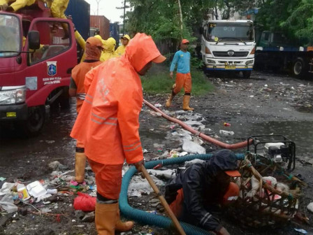  16 Petugas Gabungan Atasi Genangan di Jl Arteri Marunda