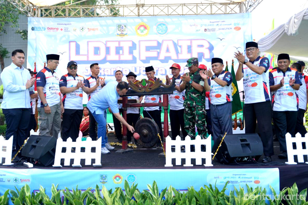 Hendra Hidayat melakukan pemukulan gong tanda dibukanya LDII Fair Jakarta Utara